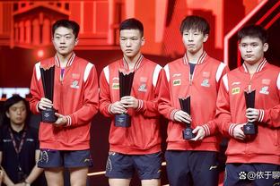 Lá phiếu đầu tiên của đội trưởng đội bóng châu Á: Tôn Hưng Ba và 19 người khác chọn Massey, 14 người chọn Harland.